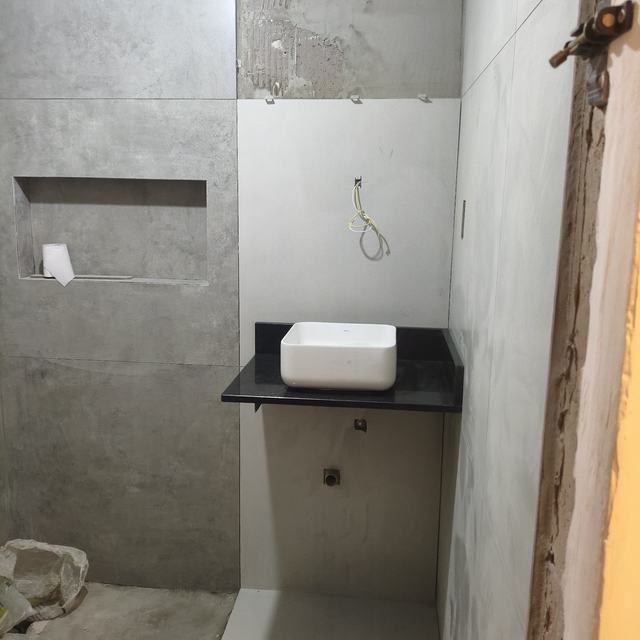 Bancada de banheiro em granito preto com cuba de apoio branca