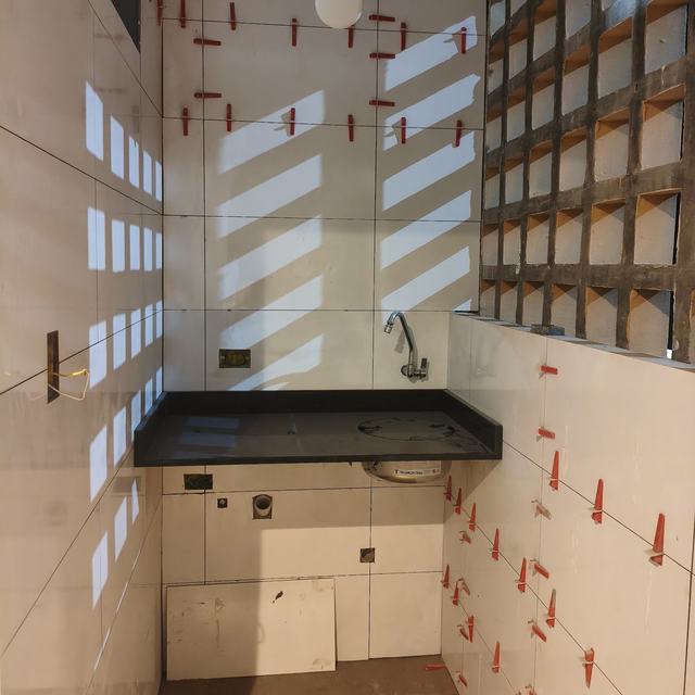 Bancada de lavanderia em granito preto instalada durante a obra