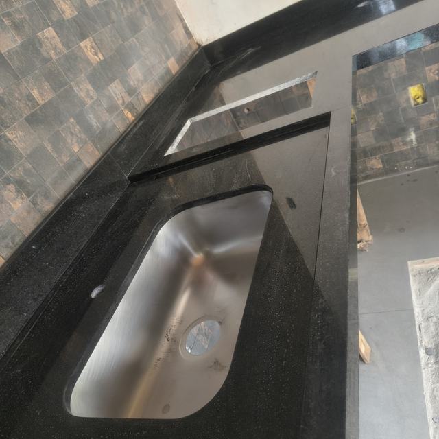 Bancada de granito preto com cuba de inox embutida